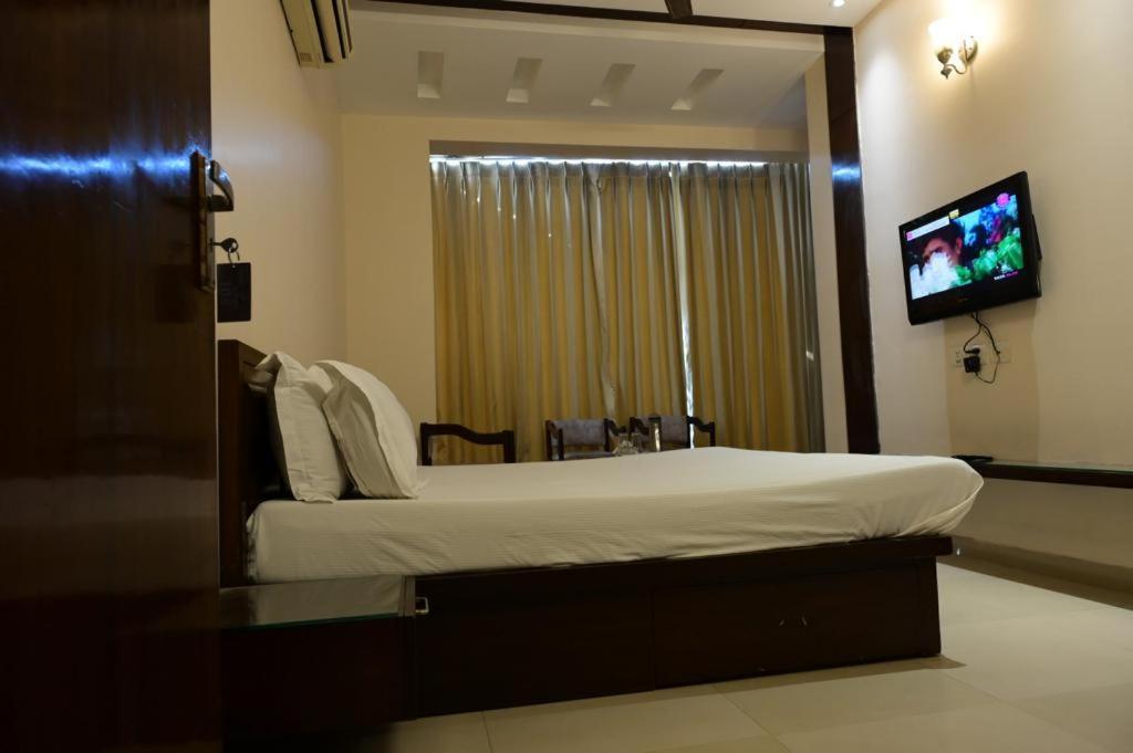 Maharani Regency Hotel Panchkula Buitenkant foto