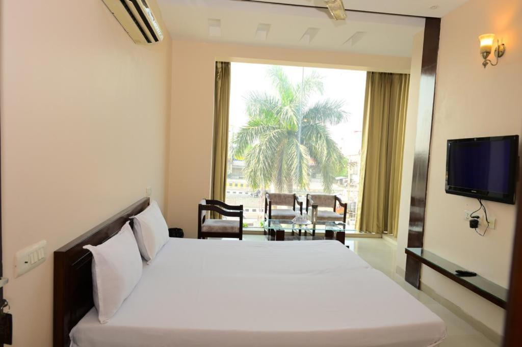 Maharani Regency Hotel Panchkula Buitenkant foto