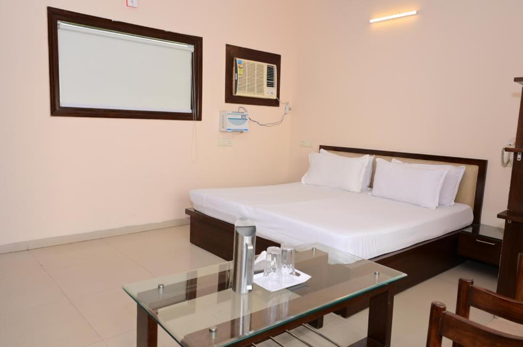 Maharani Regency Hotel Panchkula Buitenkant foto