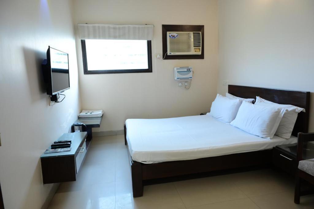 Maharani Regency Hotel Panchkula Buitenkant foto